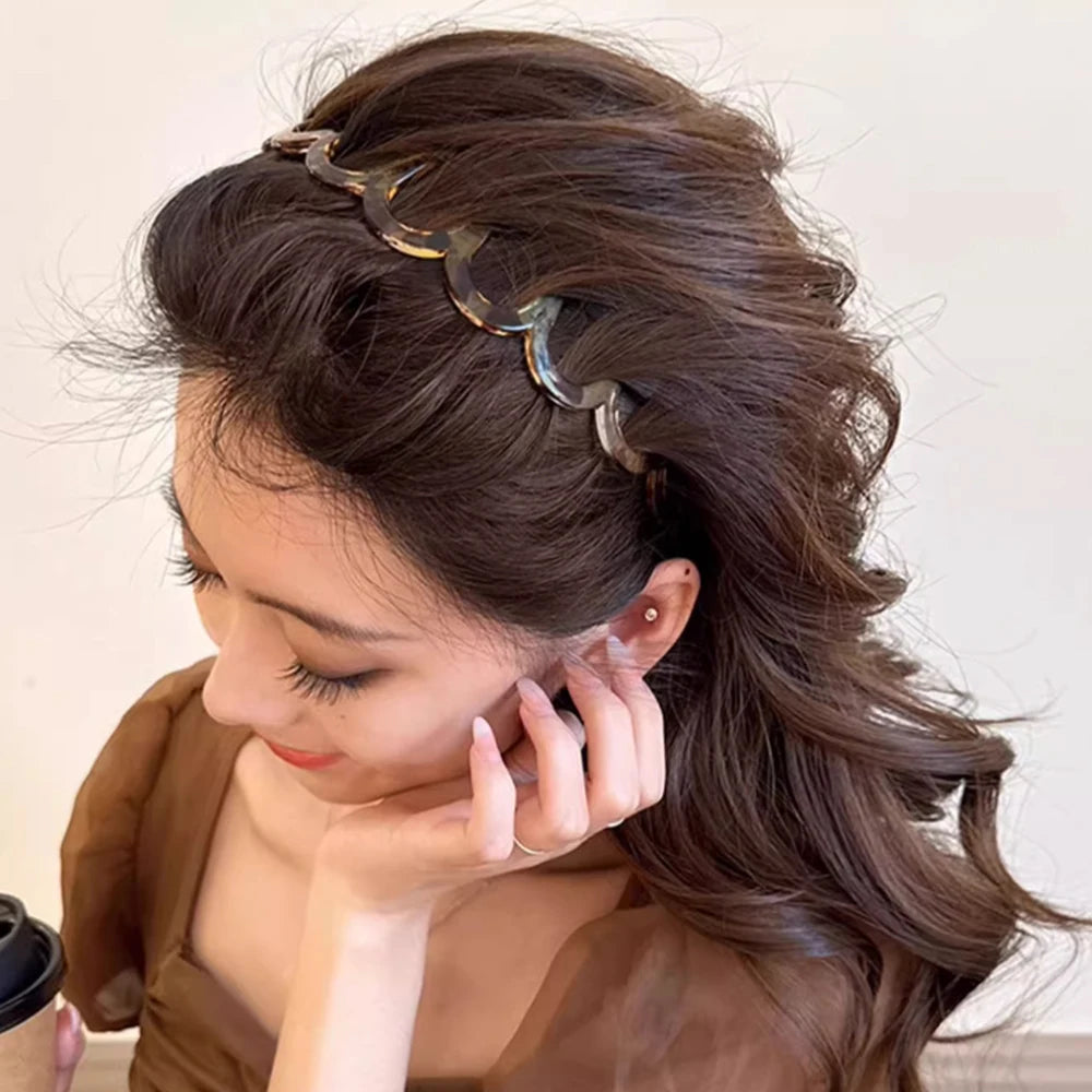 Wavy Expanding Headband: Style and Comfort for Your Hair