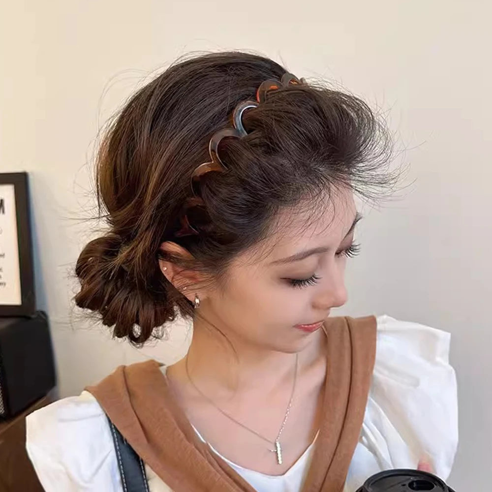Wavy Expanding Headband: Style and Comfort for Your Hair